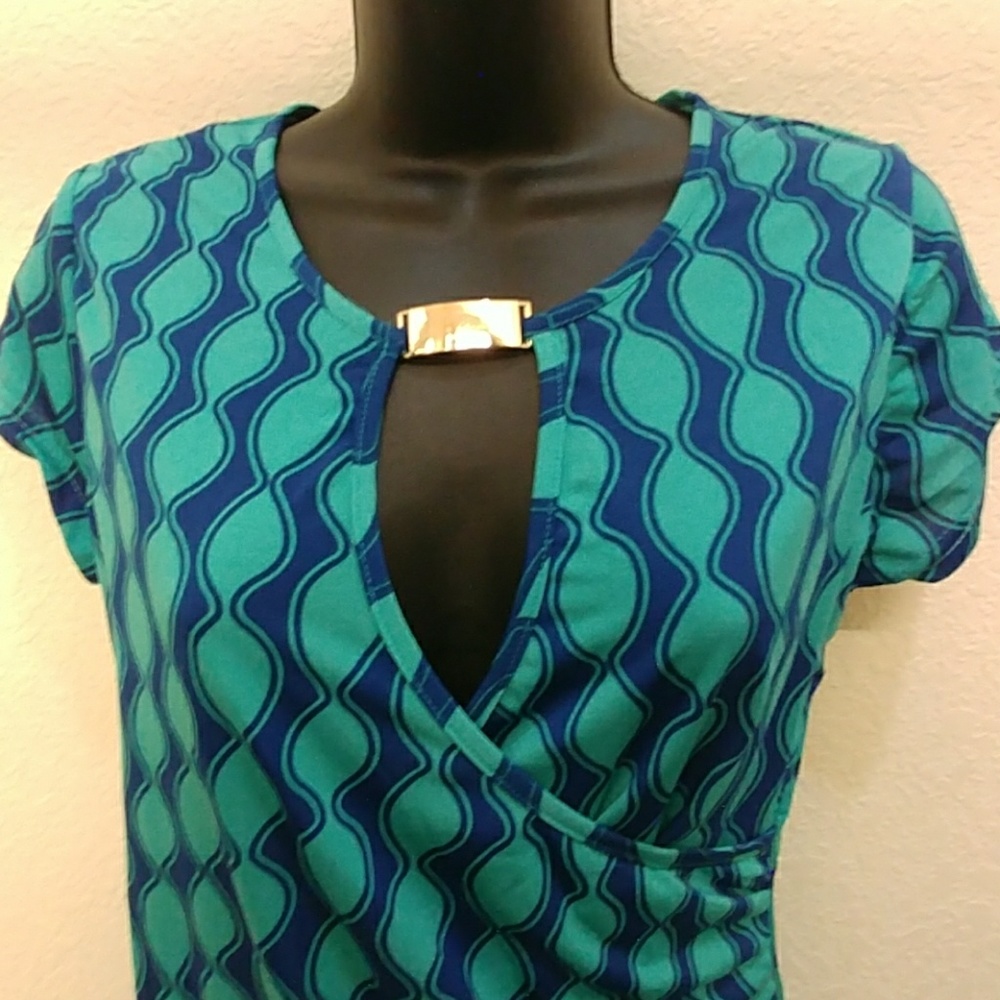 Jon & Anna Keyhole Neck Ruched Top - Picture 4 of 8